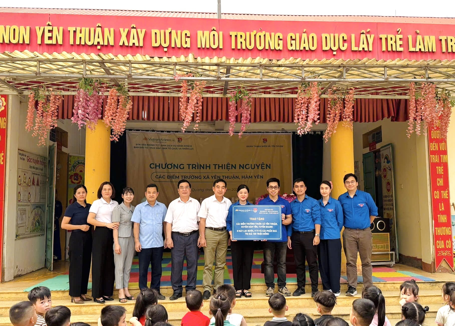 Trao-yeu-thuong-den-cac-diem-truong-tinh-Tuyen-Quang-8.jpg